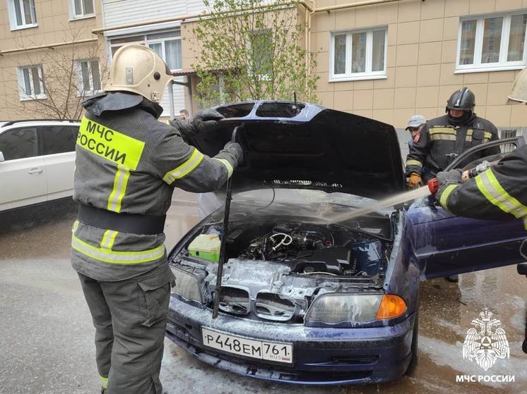 В Твери на парковке возле дома загорелась BMW