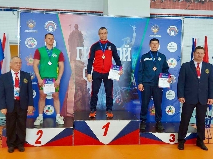 Силачи из Калмыкии стали призерами чемпионата по гиревому спорту