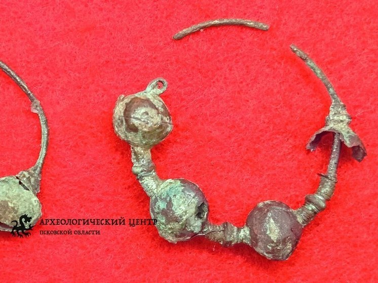 Найденные на раскопе старинные ювелирные украшения показали псковские археологи