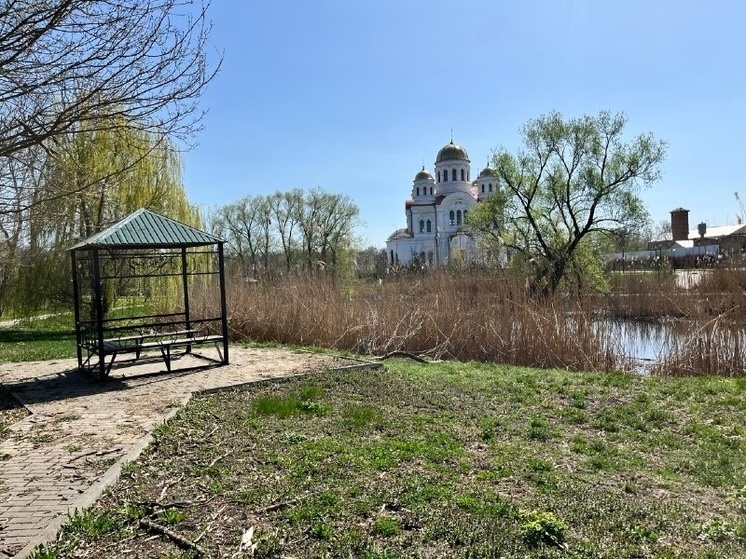 В Валуйках благоустраивают территорию у Свято-Николаевского собора