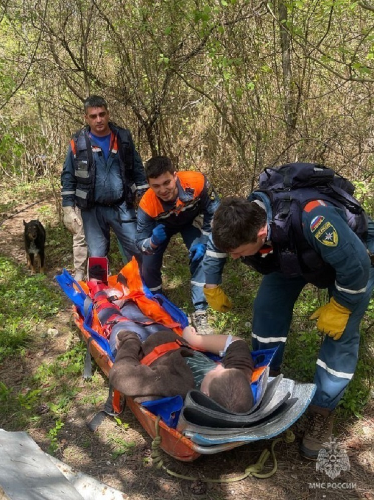 Житель Сочи в галошах упал в лесу и сломал ногу