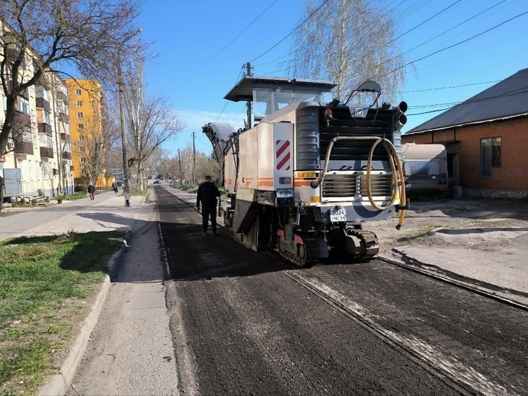 Тульские дорожники делают ямочный ремонт улиц Мариуполя