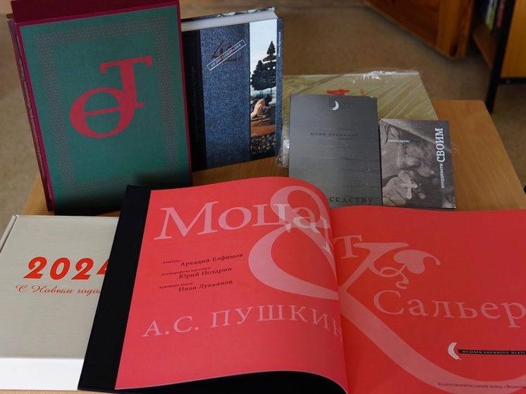 Книги из Тобольска подарили музею-заповеднику «Михайловское»