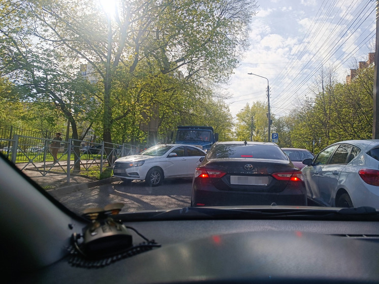 ДТП с самосвалом и легковушкой осложнило движение в центре Курска
