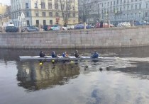 На реках Петербурга заметили первых байдарочников. Корреспондент «МК в Питере» обратил внимание на группу людей, которая передвигалась на лодке по реке Карповка.