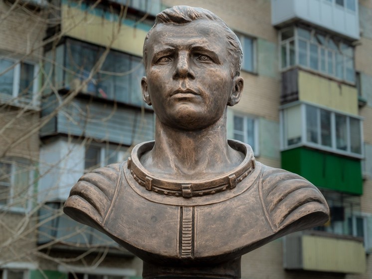Юрий Гагарин — космическая легенда, о жизни которой людей интересует буквально все — где родился, как рос, чему учился и что любил есть