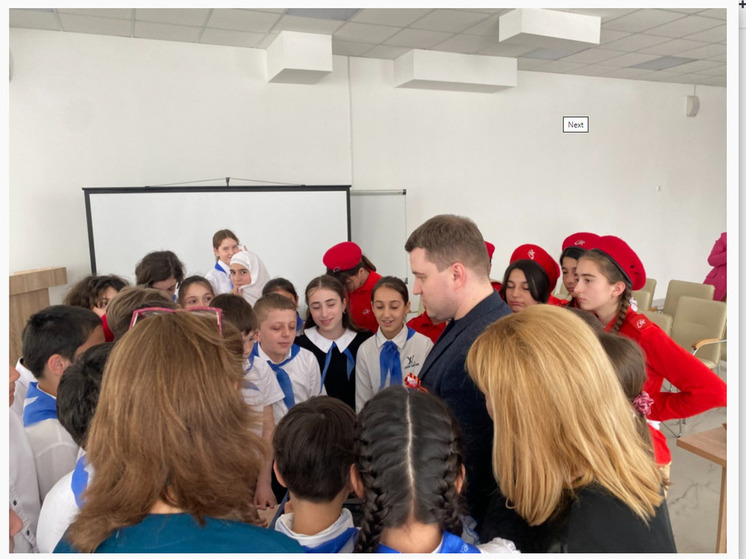 Дагестан: Депутат Госдумы проводит встречу в школе
