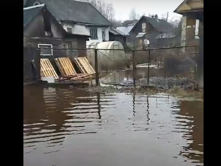 Вода затопила частные дома на Перевалке в Петрозаводске