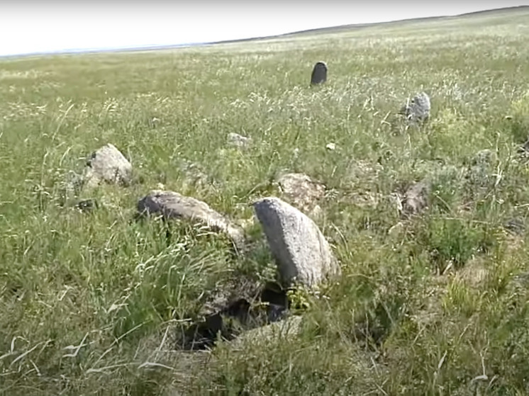 РИА Новости: Ученые продолжили изучение происхождение плиточных могил на Байкале