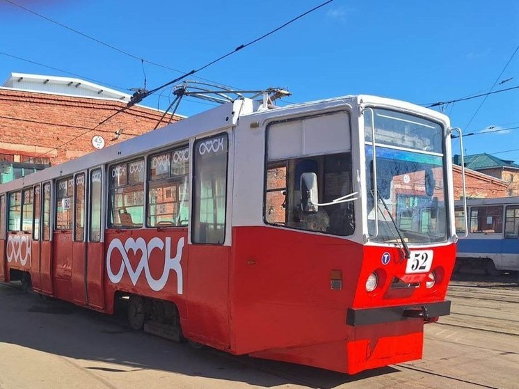 В Омске на линию выйдут брендированные красные трамваи