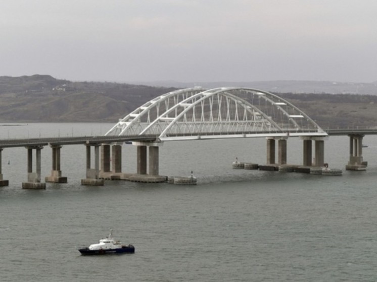 Движение автомобилей на Крымском мосту временно перекрыто