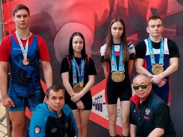 15-летняя спортсменка из Приморья установила новые рекорды страны по жиму