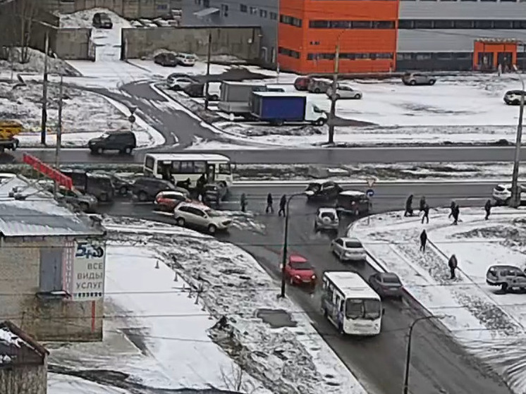 Автобус с пассажирами протаранил автомобиль в Петрозаводске