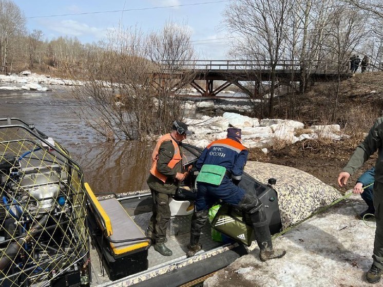 В Хабаровском крае людей и продукты перевозят через реку после обрушения моста