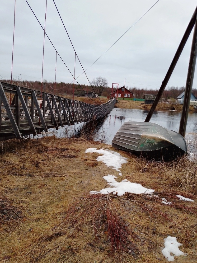 Подвесной мост в Пряжинском районе рискует уйти под воду, оставив людей в изоляции