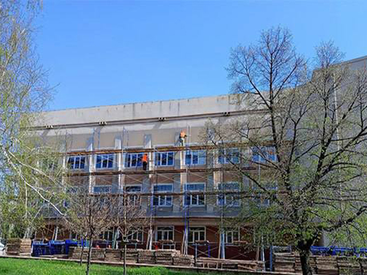 Югорчане приступили к масштабному ремонту детского дворца творчества в Макеевке