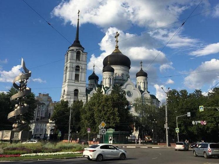 В Благовещенском соборе Воронежа выстроилась очередь паломников