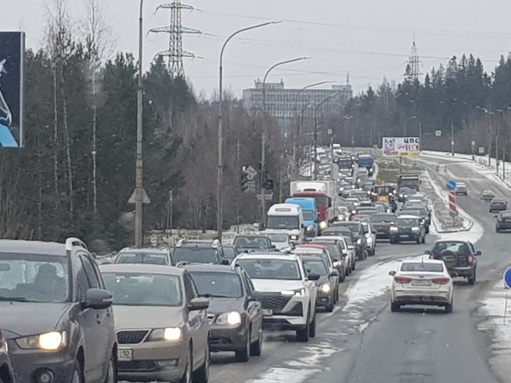 Огромные пробки продолжают собираться на выезде из Петрозаводска