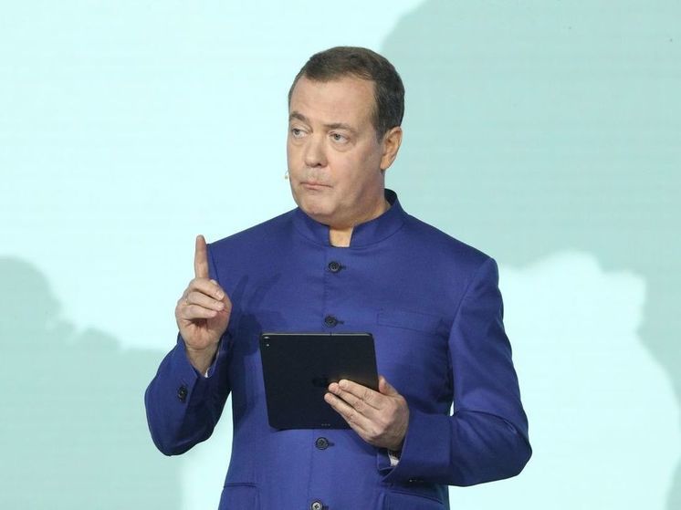 Дмитрий Медведев призвал ввести уголовную ответственность для иностранных агентов