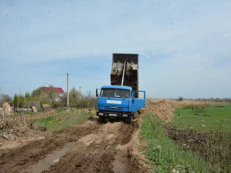 В Астрахани 700 кубометров грунта помогут садовому товариществу не пострадать от паводка