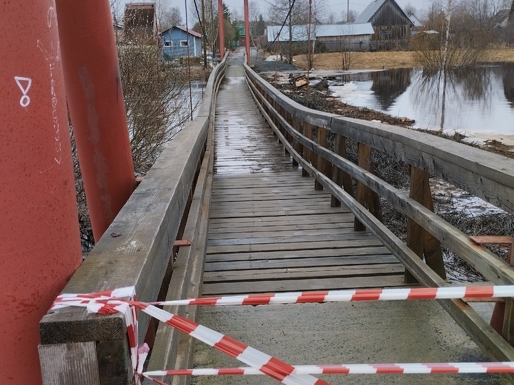 Мост в поселке под Петрозаводском закрыли для пешеходов, вода опасно близко