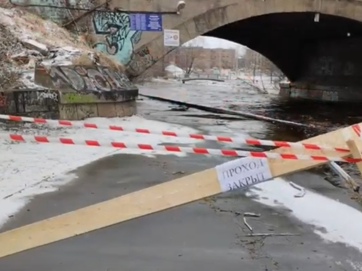 Проход под мостом в центре Петрозаводска закрыли из-за наводнения