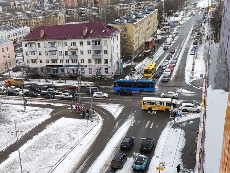 Новый троллейбус сорвался с путей и застрял на перекрестке в Петрозаводске