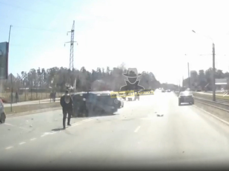Автомобиль перевернулся на Змеиногорском тракте в Барнауле
