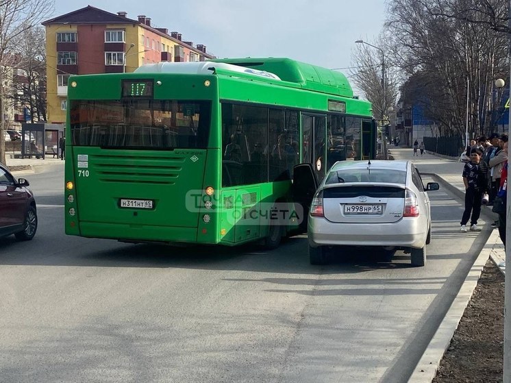 В Южно-Сахалинске зеленый автобус вырвал дверь у легковушки