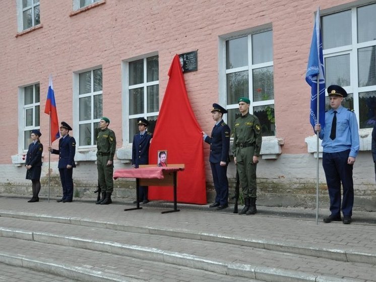 В Курской области увековечили память погибшего в СВО бойца Сергея Калинина