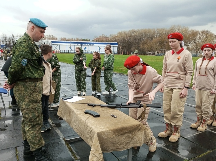 Школьницы Серпухова приняли участие в игре «Девушки в погонах»