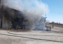 В Алейске загорелась шиномонтажная мастерская. Пожарным удалось остановить распространение огня. 