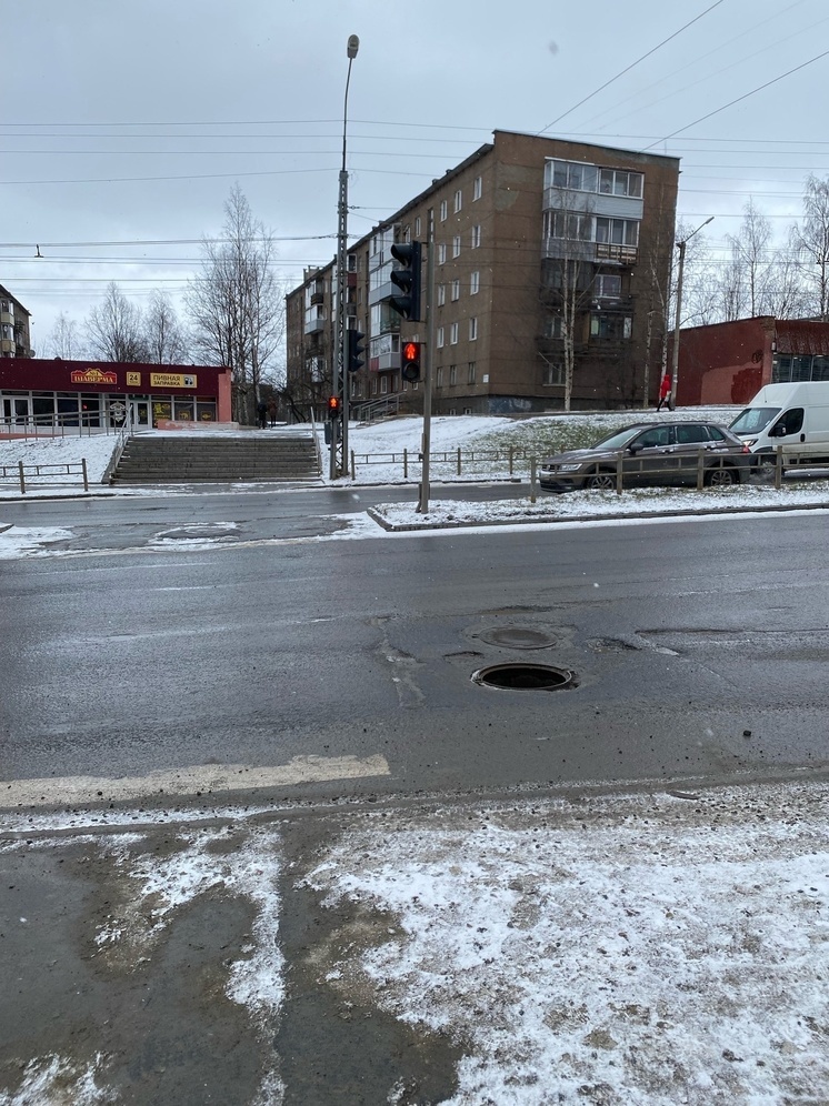 Крышка люка исчезла посреди оживленного проспекта в Петрозаводске