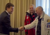 Губернатор Красноярского края Михаил Котюков встретился с участниками первого в мире прыжка с парашютом из стратосферы на Северный полюс