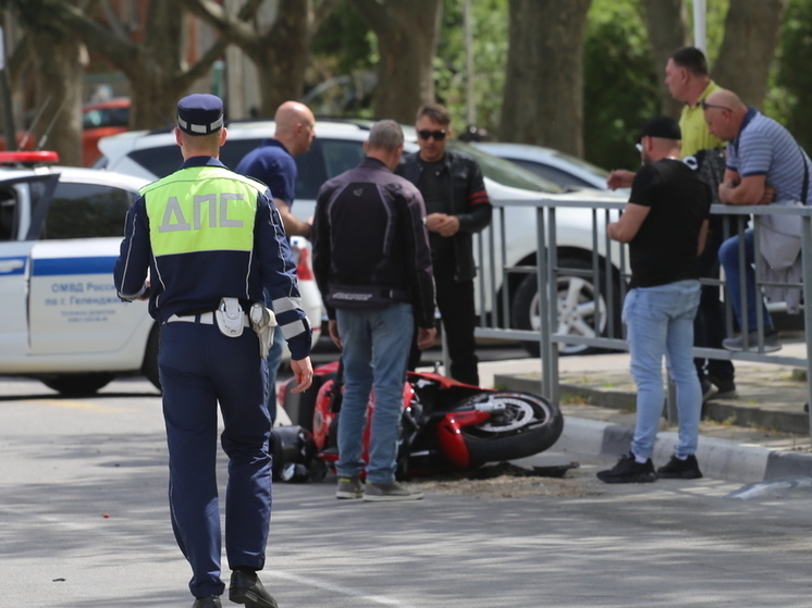 Мотоциклист попал в больницу после столкновения с BMW в Геленджике