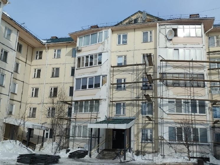 В микрорайоне Губкинского обновляют фасад многоквартирника