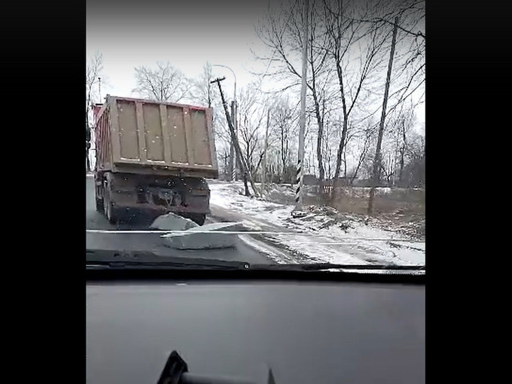 Два огромных булыжника выпали из кузова грузовика в Петрозаводске