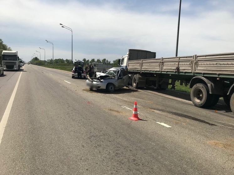 В пригороде Краснодара при столкновении трёх машин пострадали две девушки
