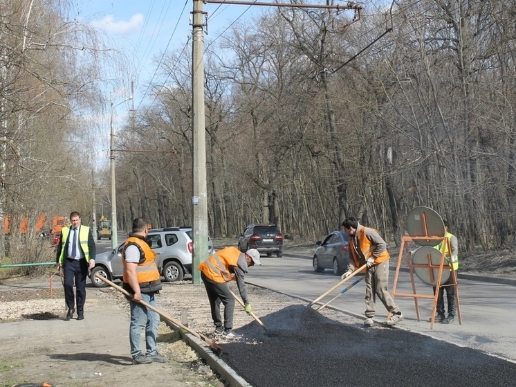 Пензенские общественники проверили ремонт тротуара на улице Попова