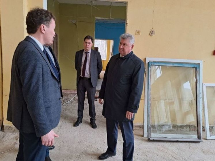 Алексей Анохин оценил ход капитального ремонта школы №2 в Нерехте
