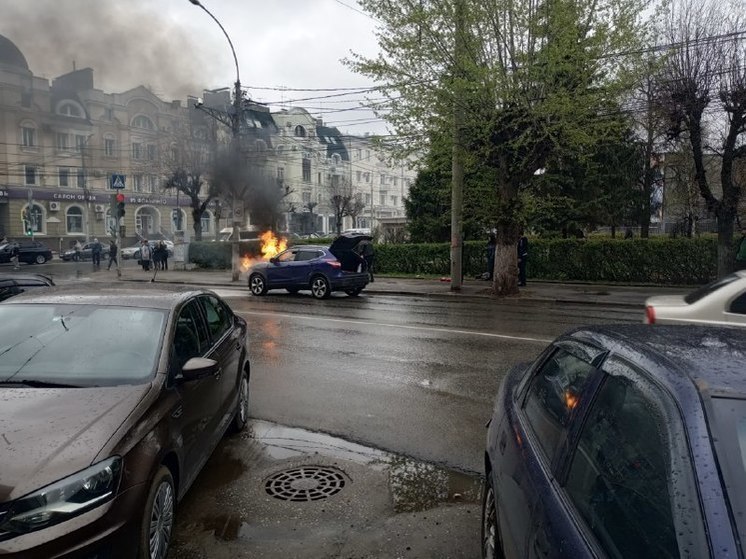 Около ТЦ «Атрон» в Рязани загорелся Nissan Qashqai