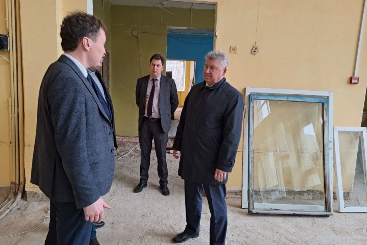 Алексей Анохин оценил ход капитального ремонта школы №2 в Нерехте