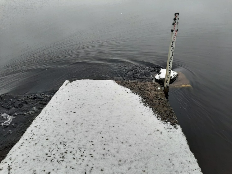 Затвор плотины на реке Лососинка под Петрозаводском подняли на 10 сантиметров