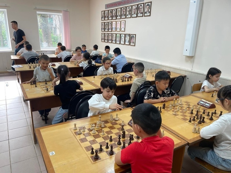 В Калмыкии соревнуются юные шахматисты
