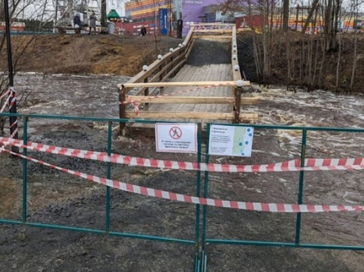 Мост вблизи торгового центра в Петрозаводске закрыли из-за паводка