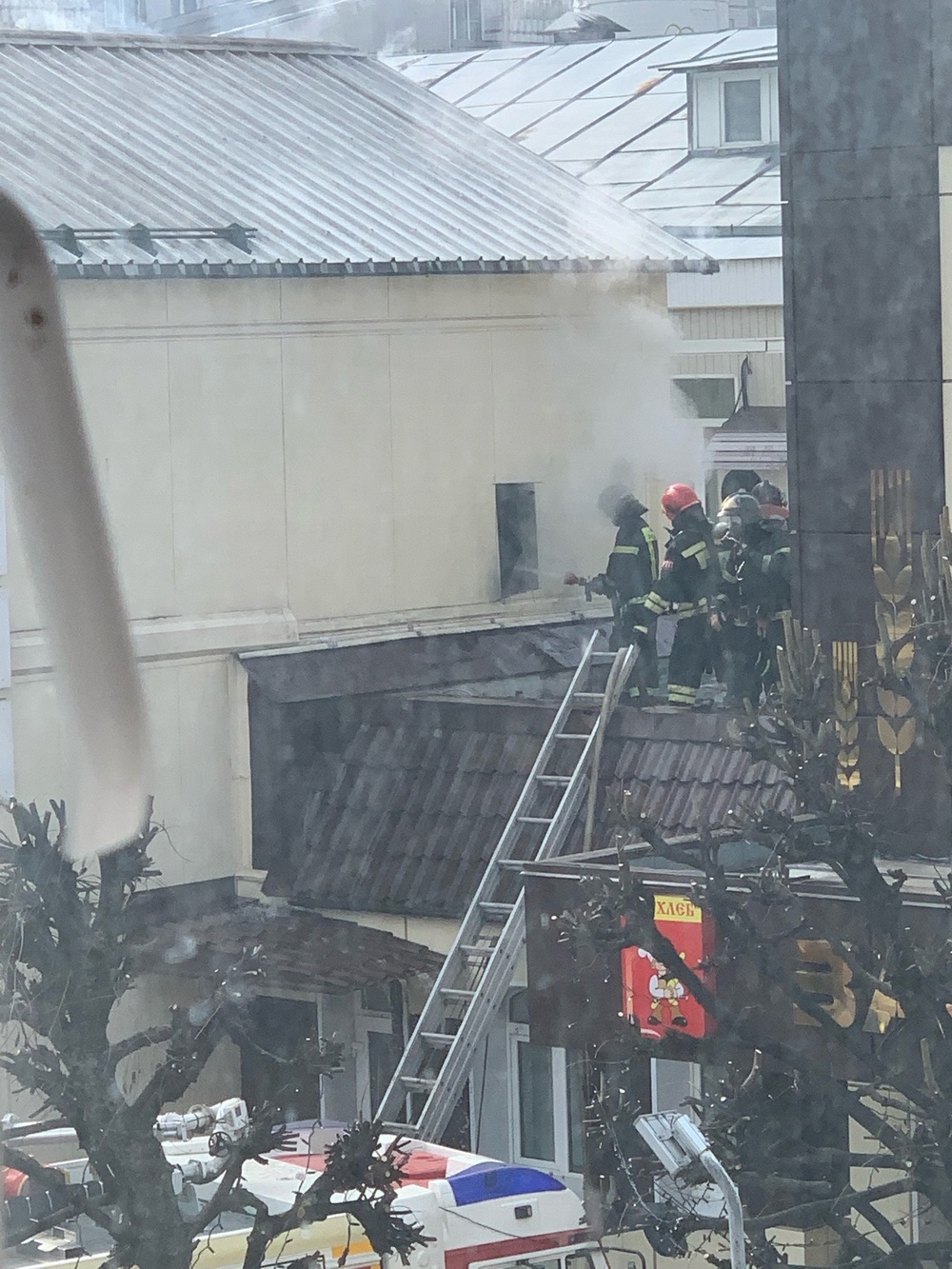 Дымящаяся крыша и много пожарных: в Твери горит ЗАО «Хлеб»
