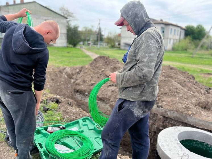Шефы из Севастополя прокладывают водопровод в запорожском Лазурном