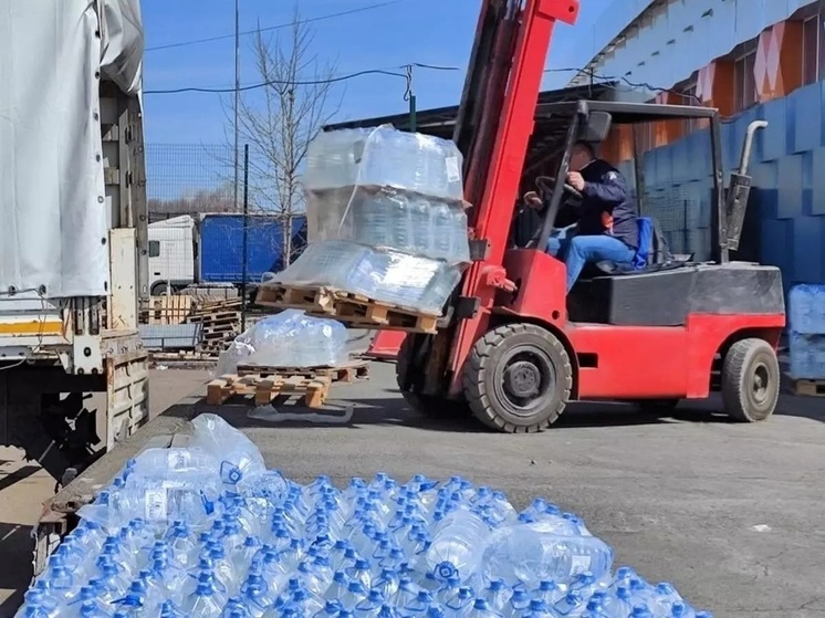 Жителям Оренбуржья отправили более 60 тонн питьевой воды из Ростовской области