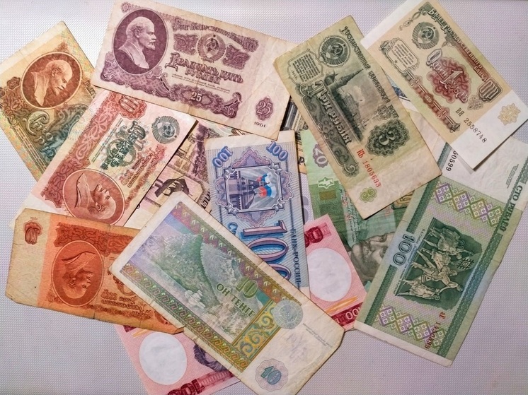 «Бумажные деньги очень красивые»: томич коллекционирует купюры разных стран