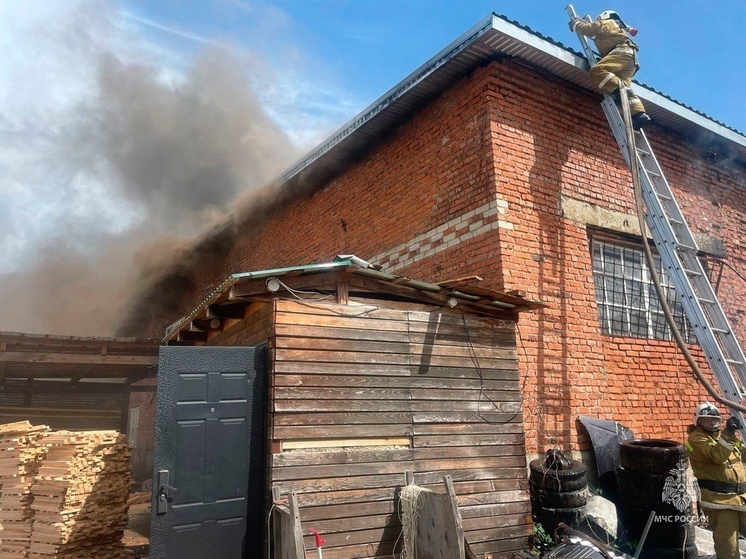 Спасатели Апшеронского муниципалитета потушили пожар на 2-этажном складе с пиломатериалами